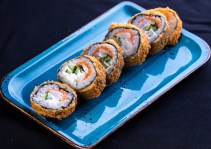 Жареный ролл с лососем и тигровой креветкой.jpg12